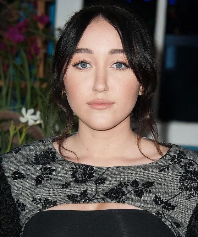 Kamu pastinya sudah tak asing lagi dengan wajah cantik yang satu ini bukan? Yup, dialah Noah Cyrus adik kandung Miley Cyrus yang belakangan menjadi bahan perbincangan hangat di kalangan publik dan media.