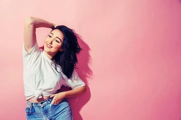 Nggak cuma itu saja, Noah juga terpilih menjadi salah satu performer di ajang iHeartRadio Music Awards 2017 beberapa waktu lalu. Dengan suara emas yang dimilikinya, gadis berambut gelap ini sukses membuat semua orang merinding dan terlena.