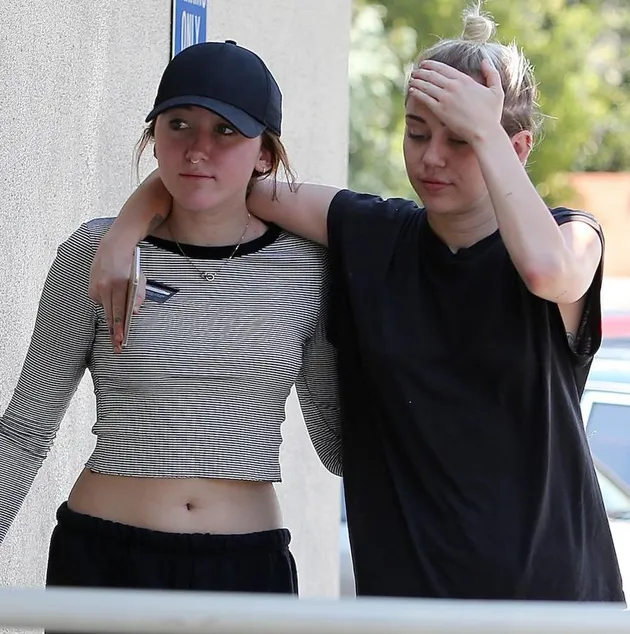 Kalau sudah begitu, nggak heran dong mengapa julukan The Next Miley Cyrus menempel erat dalam dirinya? Akankah Noah menjadi sesukses atau bahkan mampu mengungguli kesuksesan karir sang kakak? Let's wait and see! ;)