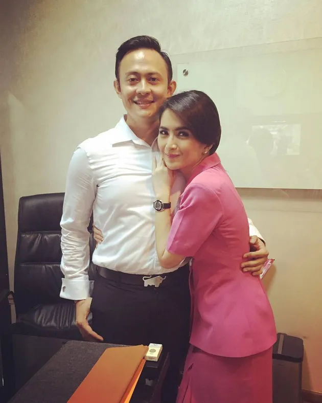 NONTON FILM-RAWAT ANAK KECIL, MESRANYA KADEK DEVI & SUAMI 