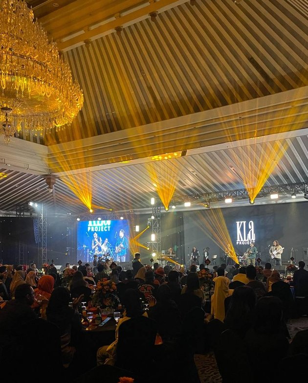 Watching the Concert of Ex-Husband, 8 Photos of Ira Wibowo Celebrating New Year's Eve 2024 with Family