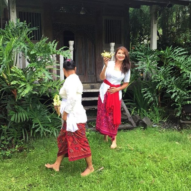 Nearly 10 Years Living in the Island of Dewata, Here are 7 Beautiful Photos of Tamara Bleszynski in Balinese Kebaya - Showing off Her Spanish Guitar-like Body