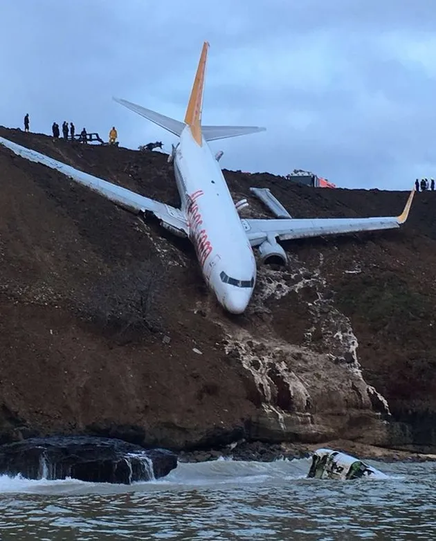 foto unik, foto aneh, kejadian unik, kecelakaan pesawat, pegasus airlines, kecelakaan pegasus airlin