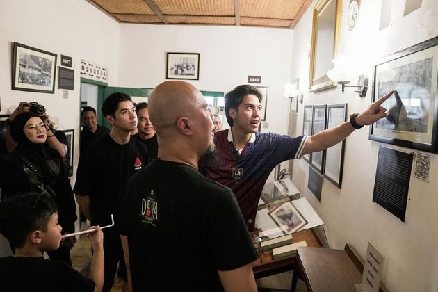 Nyeker When Walking in Surabaya, Here are 8 Photos of El Rumi and Ahmad Dhani Visiting Eyang Buyut Maia Estianty's House - Netizens: Wrong Costume, Right?