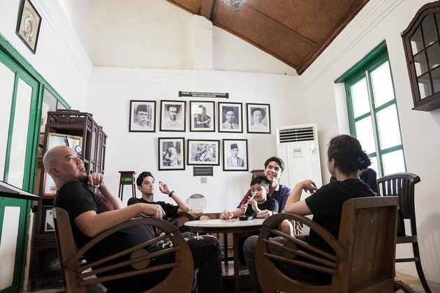 Nyeker When Walking in Surabaya, Here are 8 Photos of El Rumi and Ahmad Dhani Visiting Eyang Buyut Maia Estianty's House - Netizens: Wrong Costume, Right?