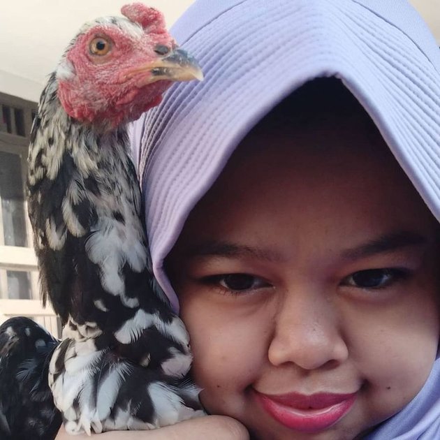 Super eccentric, Here are 7 Photos of Beauty Vlogger Kekeyi with her Pet Chicken