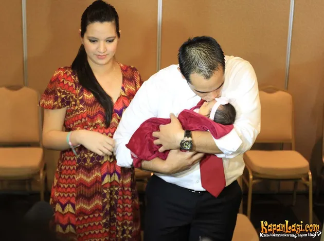 NIA RAMADHANI DAN ARDIE BAKRIE PULANG DARI RUMAH SAKIT 