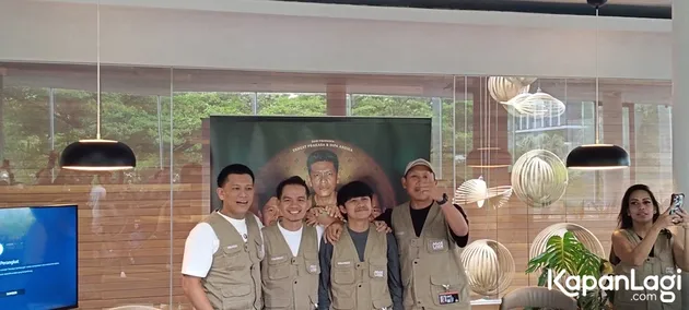 Pemeran AGAK LAEN Pakai Rompi