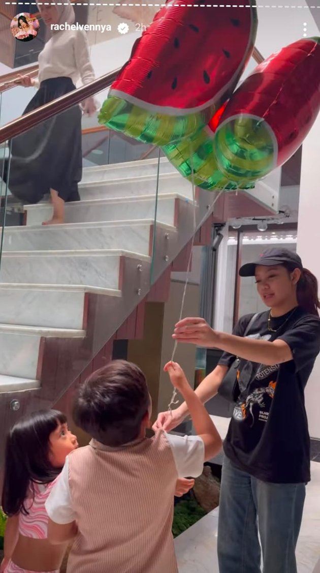 Didn't Want to Introduce Children to Lover, Here's the Excitement of Regina Phoenix Playing with Xabiru and Chava - Netizens: Rachel's Heart is So Big!