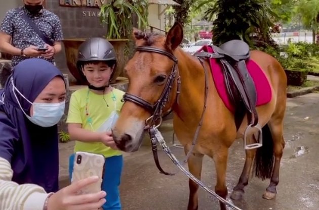 Hanya anak-anak orang kaya yang bisa menunggang kuda di tempat latihan khusus seperti ini.