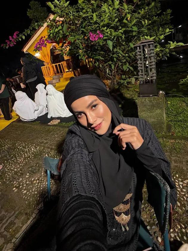 Olla Ramlan selfie di tempat syuting walid