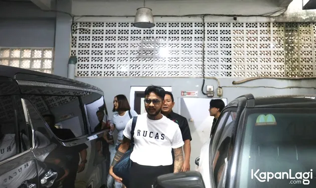 Onadio Leonardo pakai kaos putih