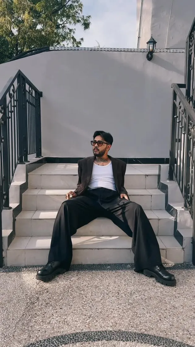 Onadio Leonardo Duduk di Tangga