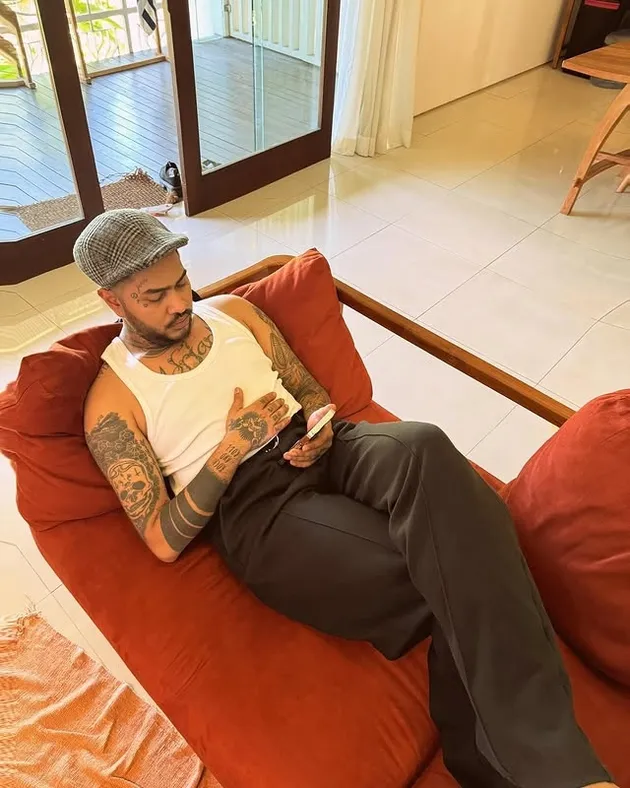 Onadio Leonardo pakai t-shirt putih