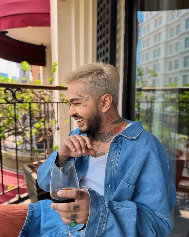 Onadio Leonardo pakai baju biru