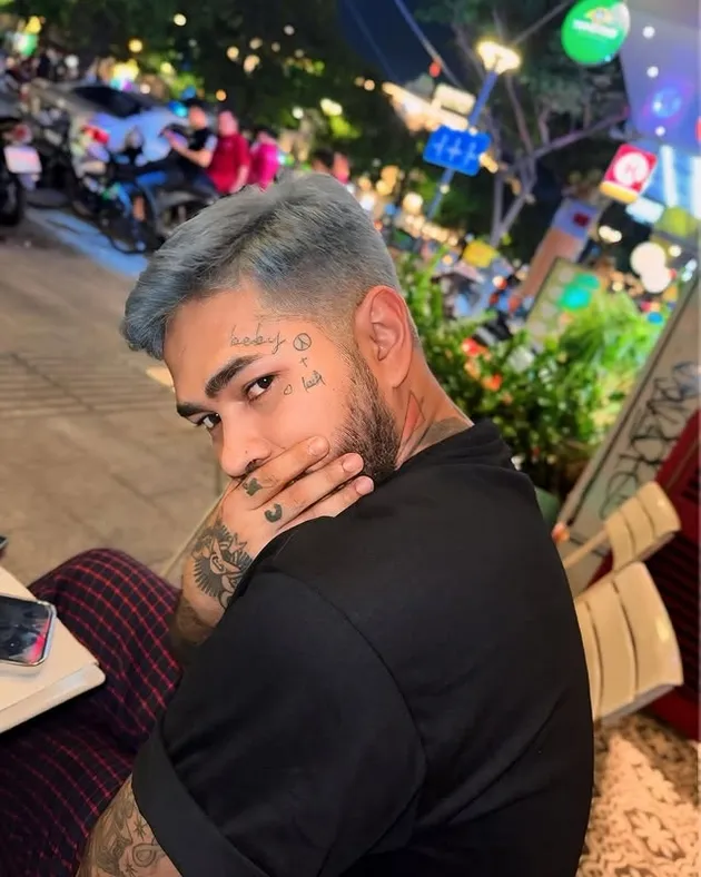 Onadio Leonardo pakai baju hitam