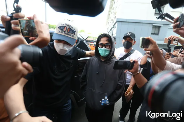 Onadio Leonardo Dikelilingi Wartawan