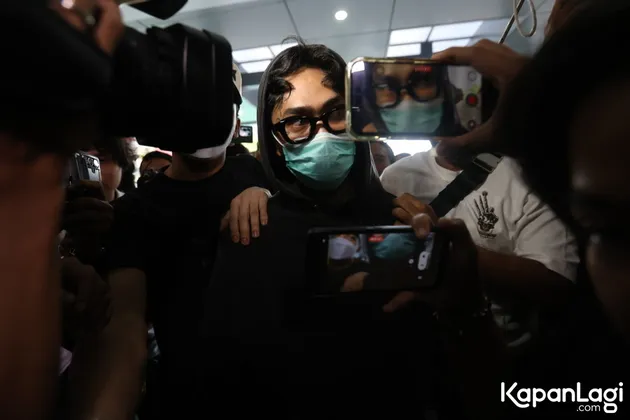 Onadio Leonardo Pakai Kacamata