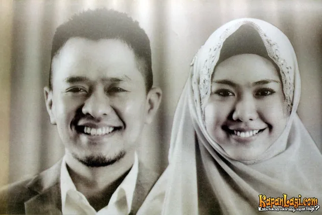 OKI SETIANA DEWI KENAKAN BUSANA NIKAH SEHARGA RP 100 JUTA 