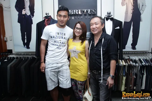 Gunawan Okie Agustina Fitting Baju