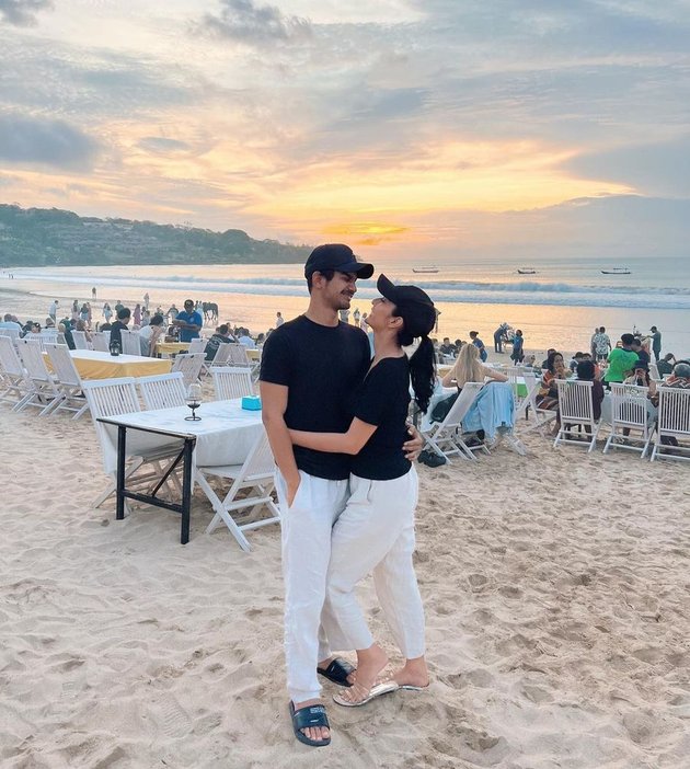 Dating with a Man 7 Years Younger, 8 Photos of Tyas Mirasih and Tengku Tezi who are Super in Love - Always Showing Affection