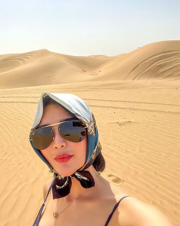 Inilah postingan foto terbaru Wika Salim dalam akun Instagram-nya pada Senin (5/12). Selfie di padang pasir, rupanya potret ini diabadikan saat dirinya berlibur ke Dubai pada bulan Agustus lalu.