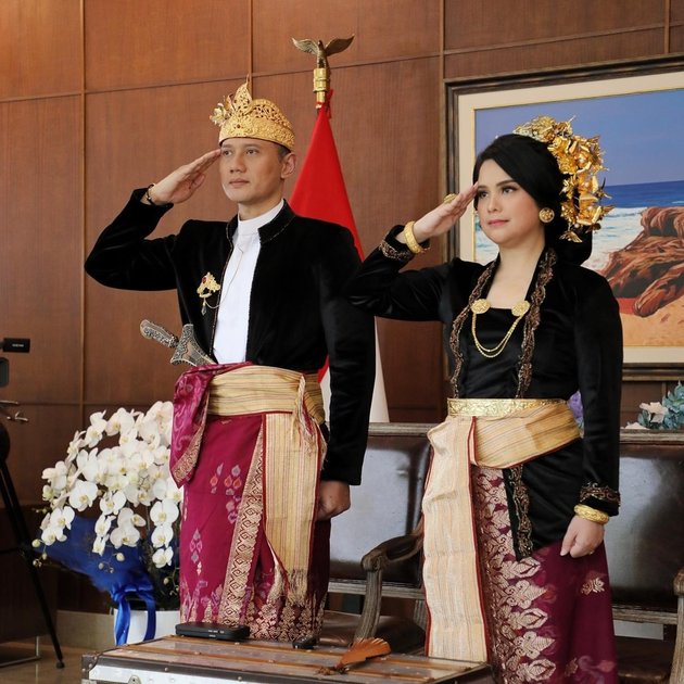 Annisa Pohan dan Agus Yudhoyono mengikuti upacara kemerdekaan RI di rumah mereka. Meski tidak hadir ke Istana Negara, namun mereka tetap berdandan dengan saksama.