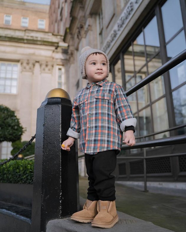 Wearing Layered Clothes, 7 OOTD Photos of Rayyanza 'Cipung' During His Time in London - Stylish Since Birth