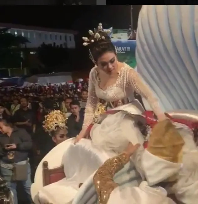 Syahrini naik kereta kencana