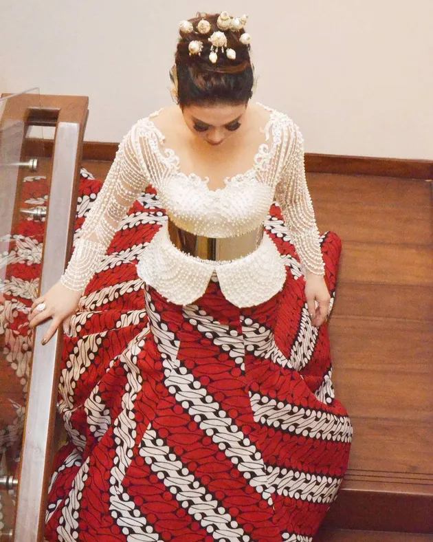 Syahrini naik kereta kencana