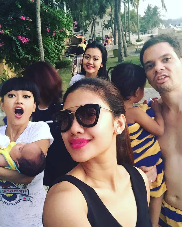 Julia Perez dan Keluarga
