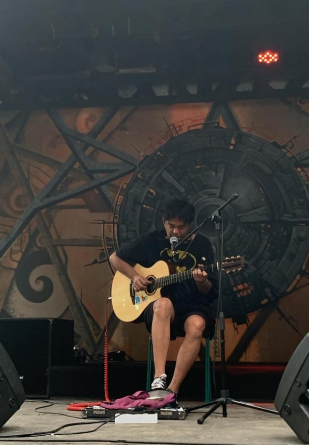 Wearing Shorts and Batman Logo T-Shirt, 10 Pictures of Jason Ranti during Discussion of New Single on National Music Day