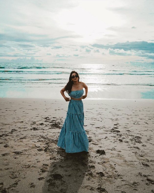 Wear Dress Like Senorita, Check Out 6 Beautiful and Enchanting Photos of Alyssa Daguise at Bali Beach