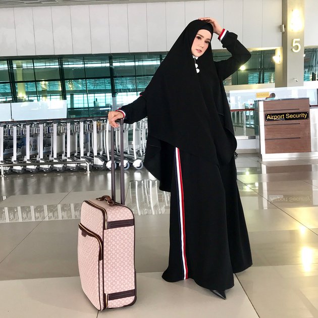 Mulan Jameela mulai mengenakan hijab syari di kehidupan sehari-hari. Istri musisi Ahmad Dhani ini menunjukkan penampilan yang anggun lewat hijab serba hitam yang ia kenakan.