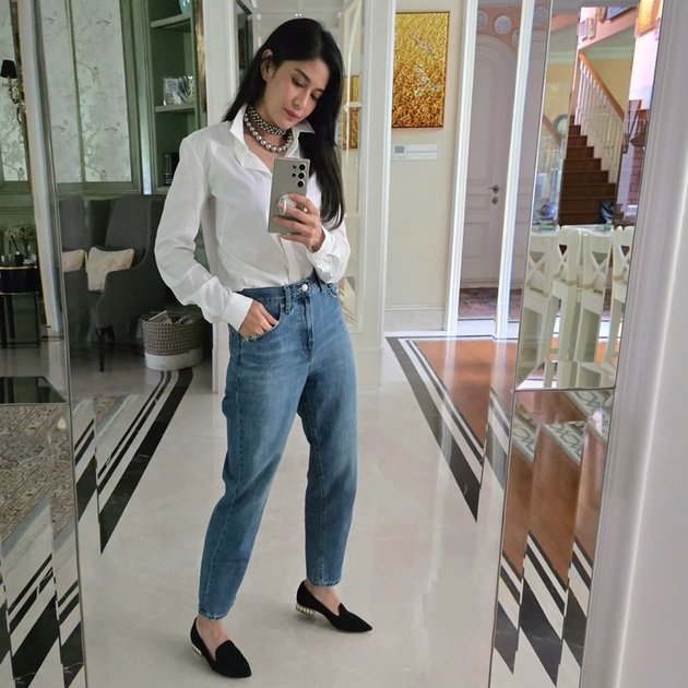 Using an Android Phone, 8 Enchanting Mirror Selfie Portraits of Dian Sastrowardoyo in Various Outfits