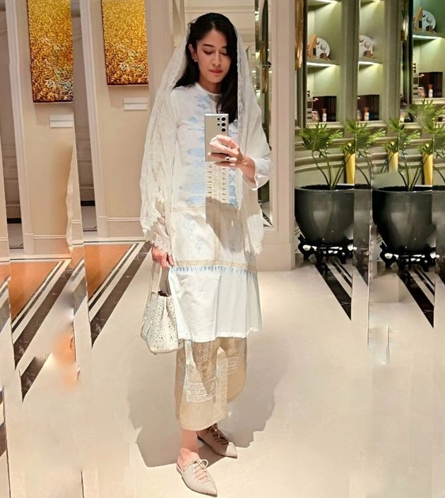 Using an Android Phone, 8 Enchanting Mirror Selfie Portraits of Dian Sastrowardoyo in Various Outfits