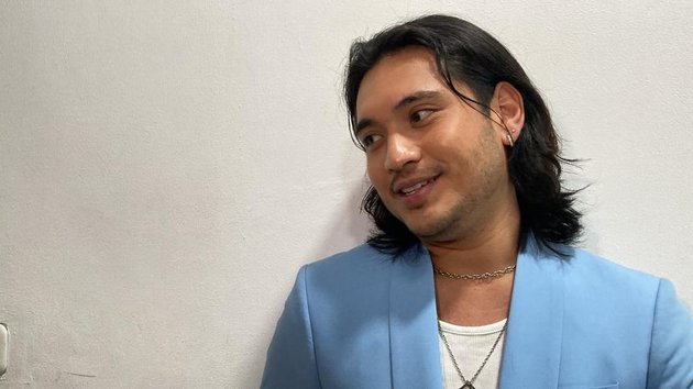 Wearing a Sky Blue Suit, 8 Portraits of Giorgino Abraham Looking Handsome and Cool at 'SCTV Music Awards 2024'