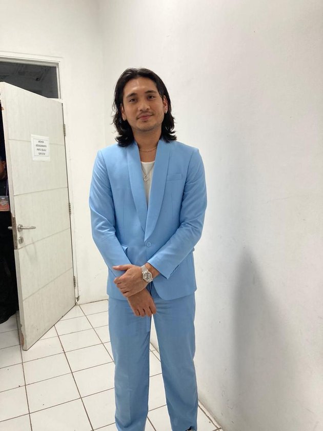 Wearing a Sky Blue Suit, 8 Portraits of Giorgino Abraham Looking Handsome and Cool at 'SCTV Music Awards 2024'
