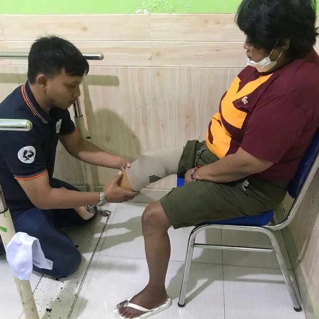 Using Prosthetic Legs, 10 Portraits of Suti Karno After Amputation Due to Diabetes - Now Living a Healthy Lifestyle