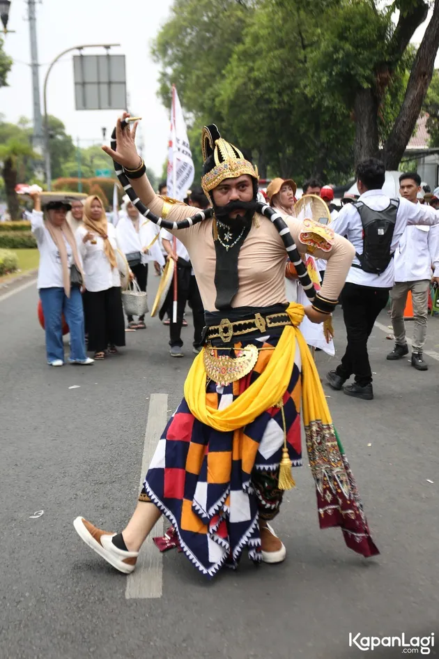 Wearing Wayang Costume & Luxury Shoes, Portrait of 'Pandawa Lima' Artists Participating in Prabowo's Parade - Gibran