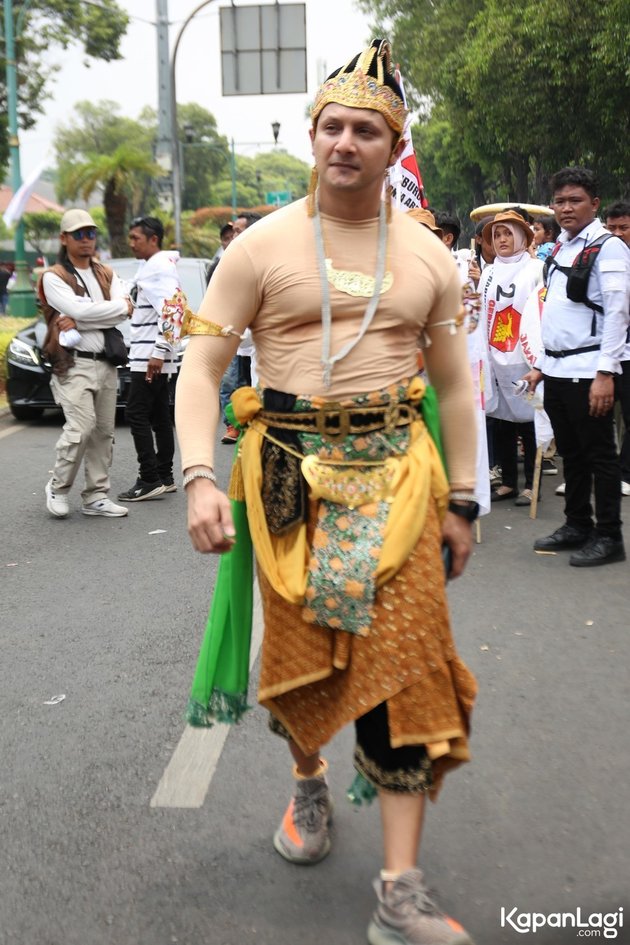 Wearing Wayang Costume & Luxury Shoes, Portrait of 'Pandawa Lima' Artists Participating in Prabowo's Parade - Gibran
