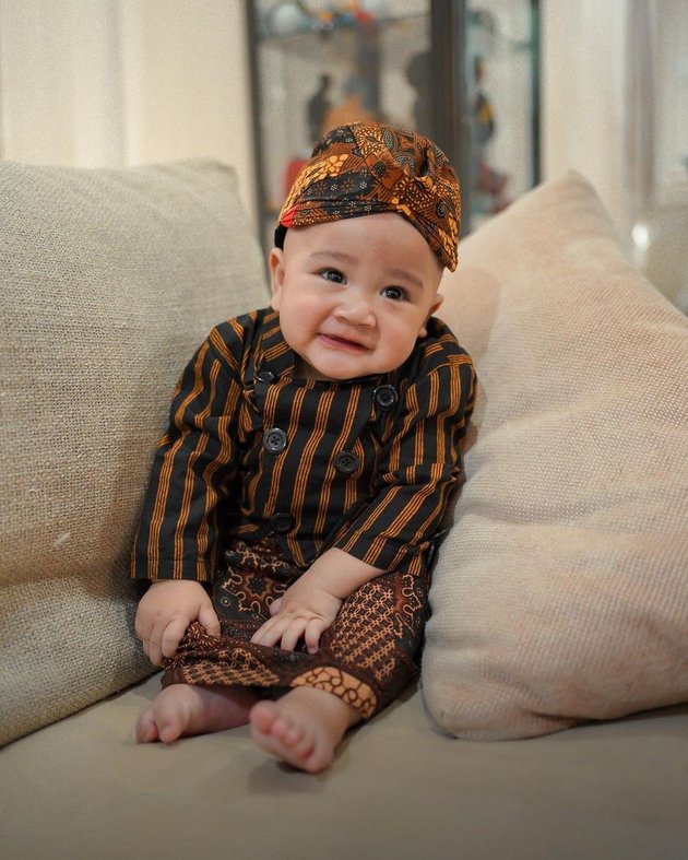 Wearing Any Outfit Makes Cute, Latest Portrait of Rayyanza Wearing Complete Javanese Traditional Clothes with Blangkon Crown - So Adorable