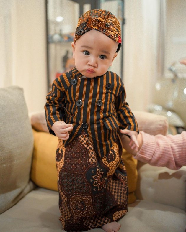 Wearing Any Outfit Makes Cute, Latest Portrait of Rayyanza Wearing Complete Javanese Traditional Clothes with Blangkon Crown - So Adorable