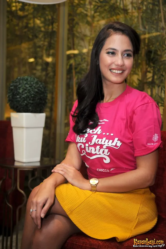 PAKAI ROK MINI, PEVITA PEARCE CERITA DIRINYA SEDANG JATUH CINTA