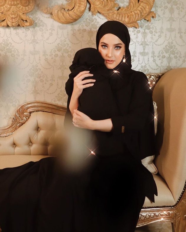 Wearing High Heels - Syari Hijab, Peek at 8 Trendy Styles of Baby Lily, Tasya Farasya's Child Whose Face is Still Hidden