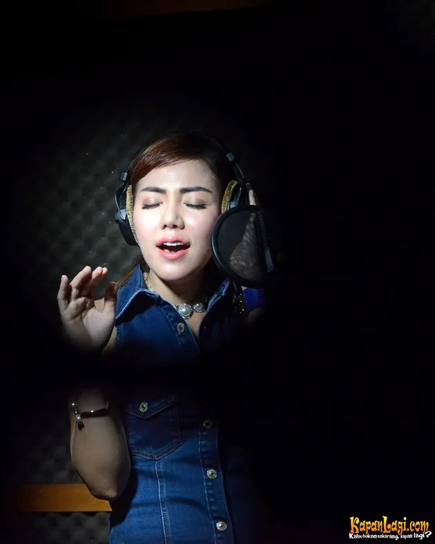 Lagu Lima Menit Lagi dijamin akan terasa semakin bernuansa kekinian saat dibawakan dengan versi baru oleh Bella Shofie.