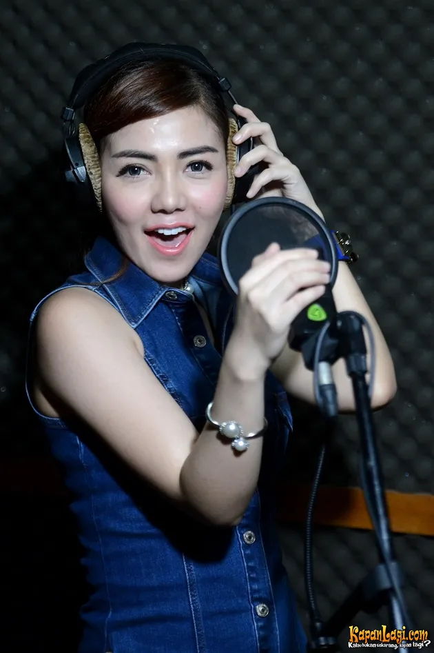 Lagu ini juga akan terasa berbeda karena memadukan dua instrumen musik yang cukup bersimpangan. Beat disko ala DJ bakalan digabungkan dengan tabuhan gendang ala musik tradisional.