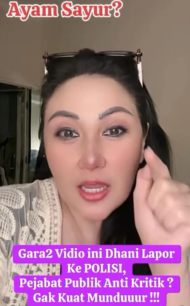 Lita Gading pakai baju putih