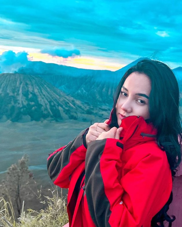 Wearing Tank Top in the Cold, 8 Photos of Lala Widy's Vacation to Bromo that Caught Netizens' Attention