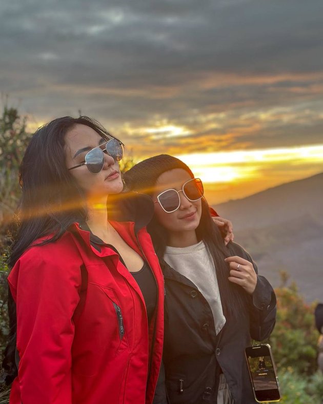 Wearing Tank Top in the Cold, 8 Photos of Lala Widy's Vacation to Bromo that Caught Netizens' Attention